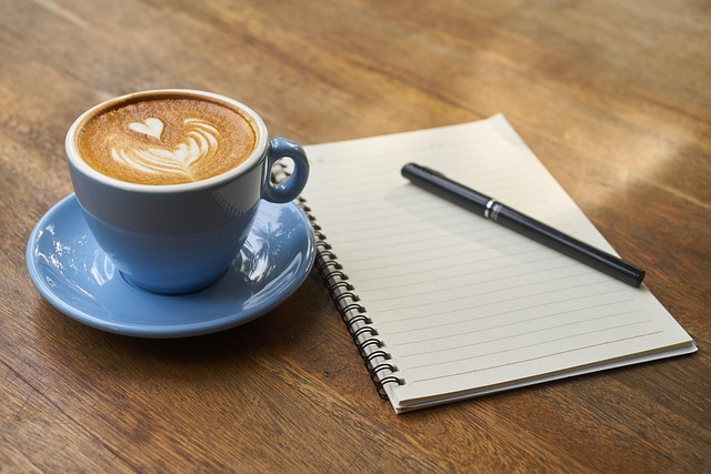 Capa do podcast 'Café com Código', mostrando um notebook e uma xícara de café.