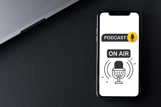 Editor de áudio trabalhando em um projeto de podcast, refinando cada detalhe para a perfeição.