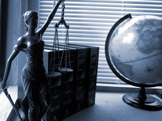 Escritório com documentos legais e balança da justiça