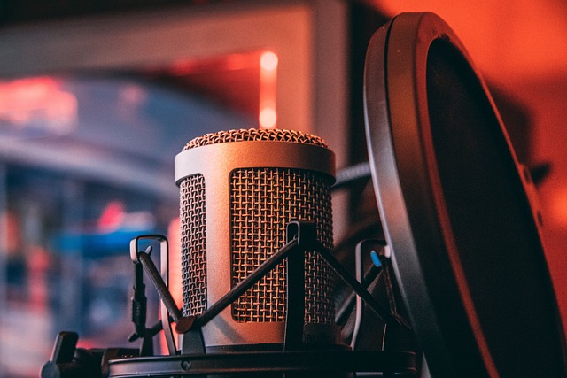 Microfone profissional em estúdio de podcast, capturando cada nuance da sua voz.